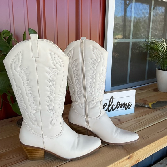 Tinstree Shoes - Tinstree Women's White Western Cowboy Boots - Classic Stitch Detail. Size 10